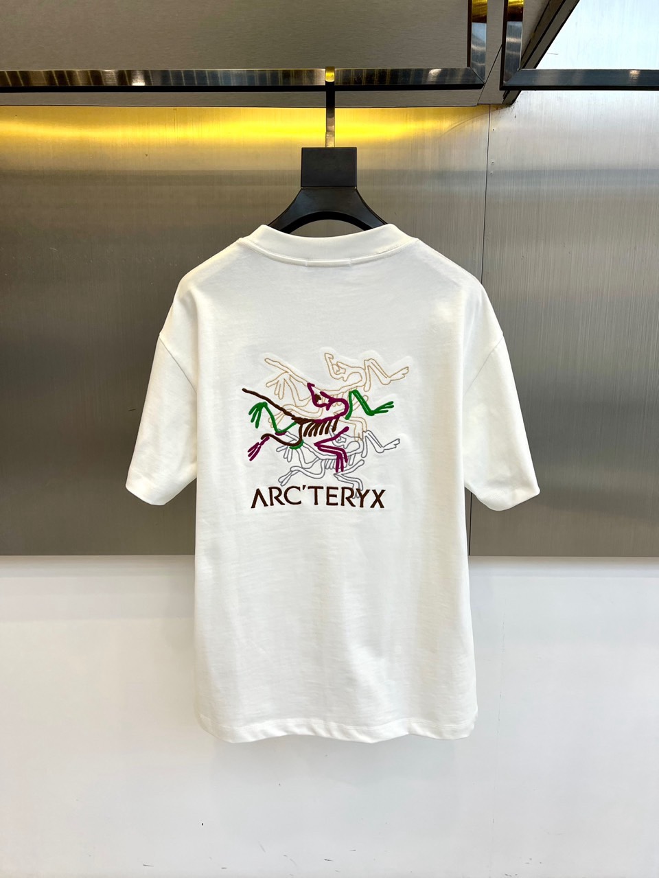 Arcteryx始祖鸟、2026春夏新品T恤，以精湛工艺重新定义都市户外风格。款式采用经典圆领与利落短袖