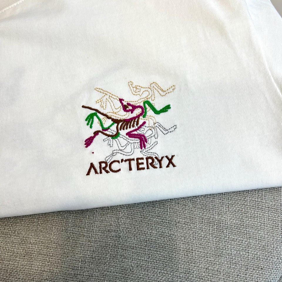 Arcteryx始祖鸟、2026春夏新品T恤，以精湛工艺重新定义都市户外风格。款式采用经典圆领与利落短袖