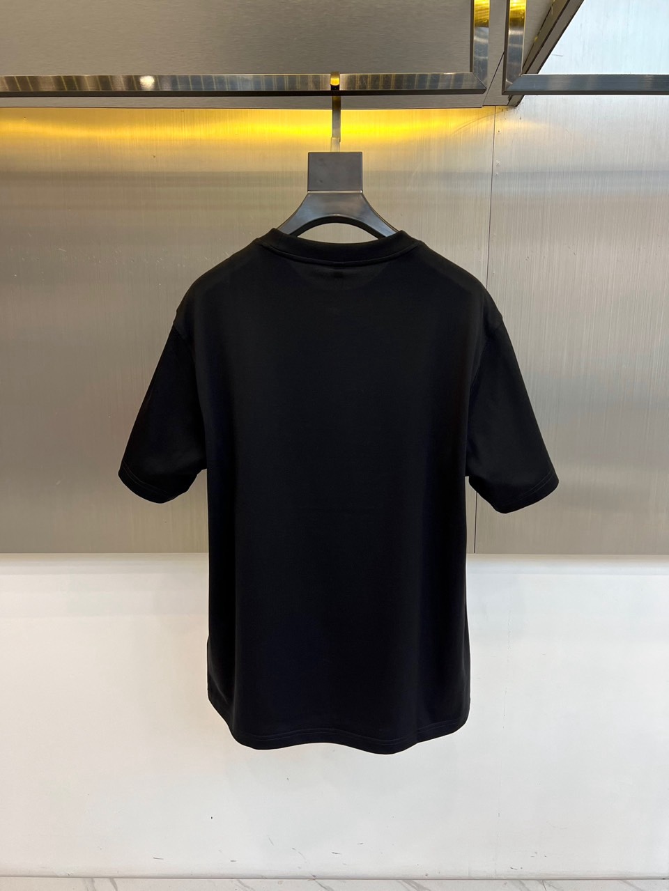 Bur巴宝莉、2026春夏新品T恤，官网同步发售。本款采用经典圆领短袖版型，剪裁利落。设计核心聚焦于胸前