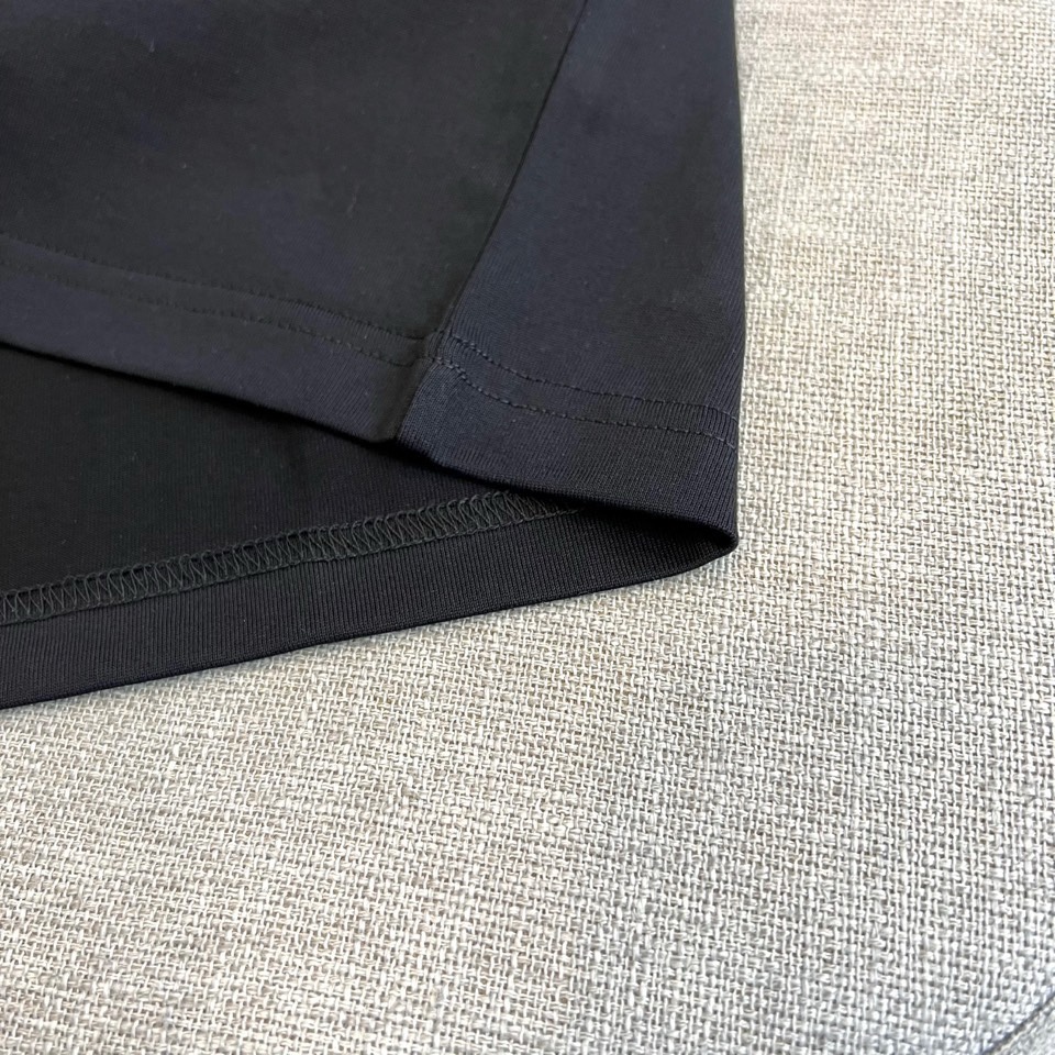 Bur巴宝莉、2026春夏新品T恤，官网同步发售。本款采用经典圆领短袖版型，剪裁利落。设计核心聚焦于胸前