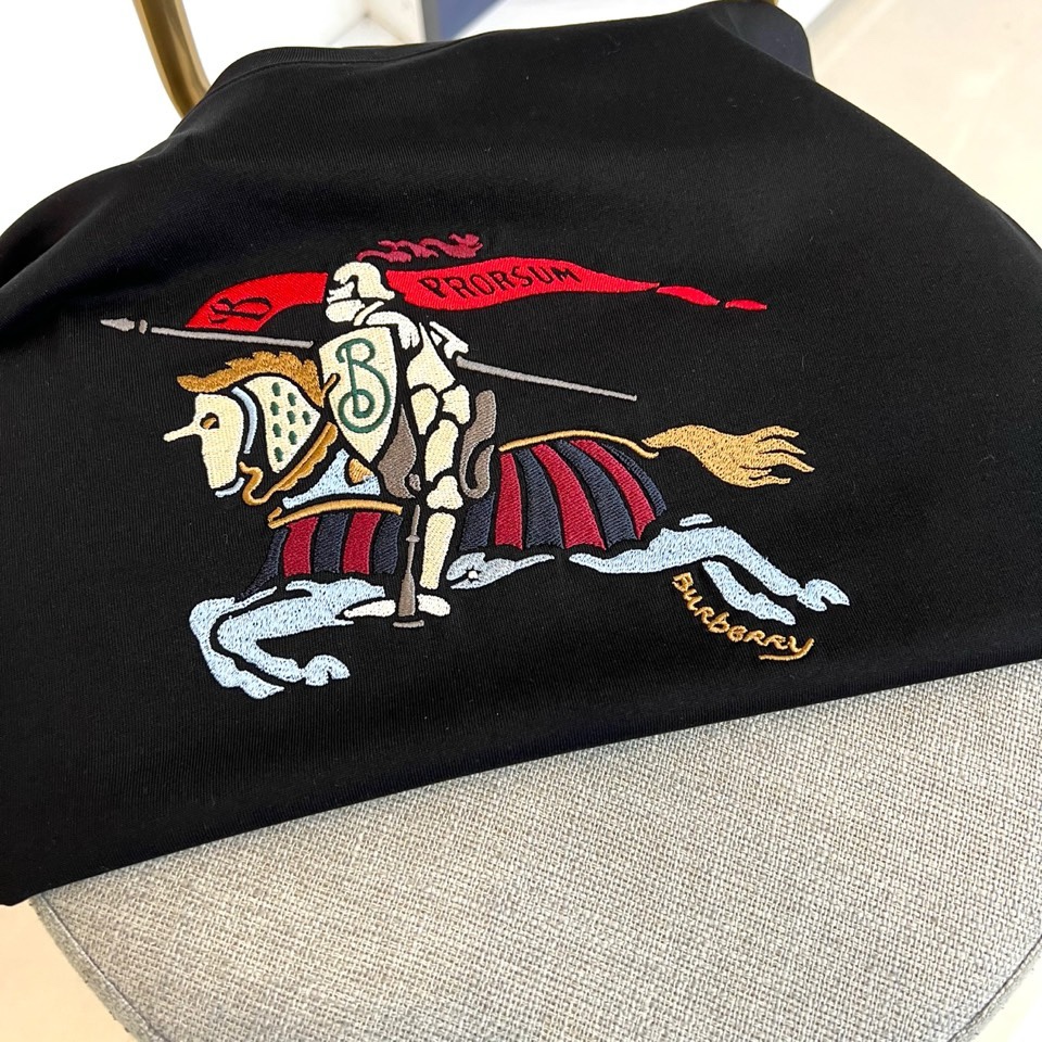 Bur巴宝莉、2026春夏新品T恤，官网同步发售。本款采用经典圆领短袖版型，剪裁利落。设计核心聚焦于胸前