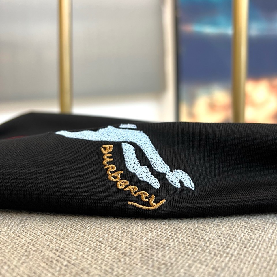 Bur巴宝莉、2026春夏新品T恤，官网同步发售。本款采用经典圆领短袖版型，剪裁利落。设计核心聚焦于胸前