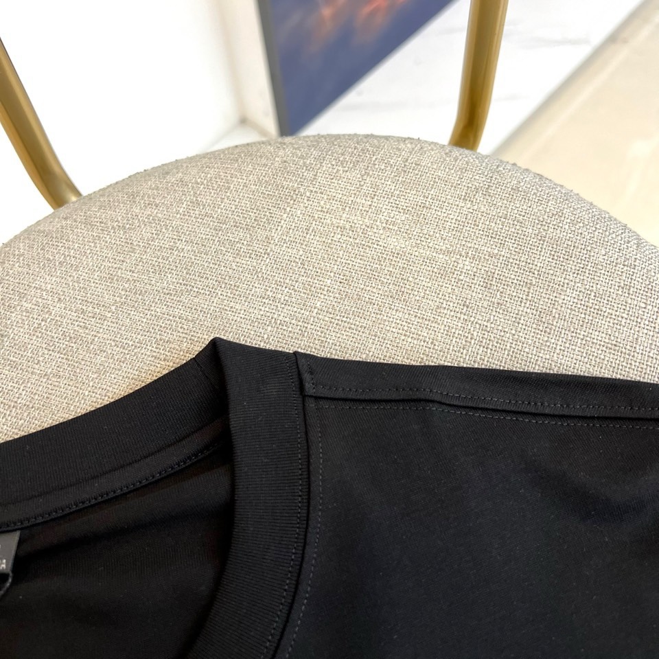 Bur巴宝莉、2026春夏新品T恤，官网同步发售。本款采用经典圆领短袖版型，剪裁利落。设计核心聚焦于胸前