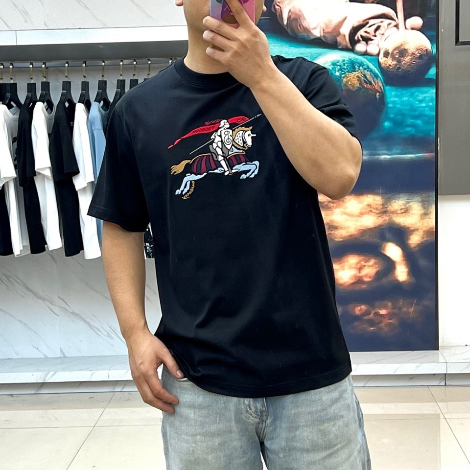 Bur巴宝莉、2026春夏新品T恤，官网同步发售。本款采用经典圆领短袖版型，剪裁利落。设计核心聚焦于胸前