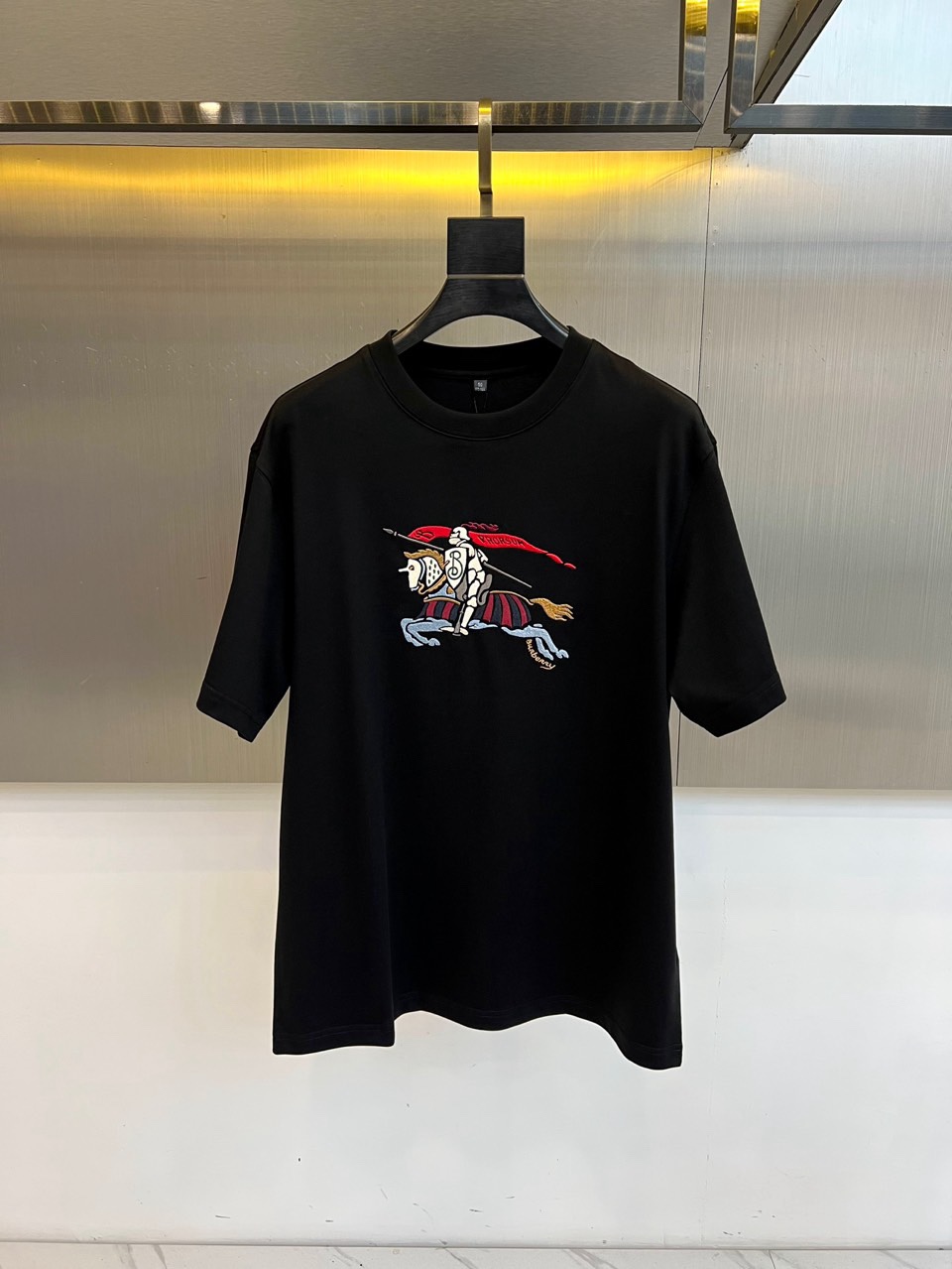 Bur巴宝莉、2026春夏新品T恤，官网同步发售。本款采用经典圆领短袖版型，剪裁利落。设计核心聚焦于胸前