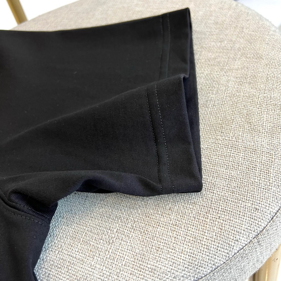 Bur巴宝莉、2026春夏新品T恤，官网同步发售。本款采用经典圆领短袖版型，剪裁利落。设计核心聚焦于胸前