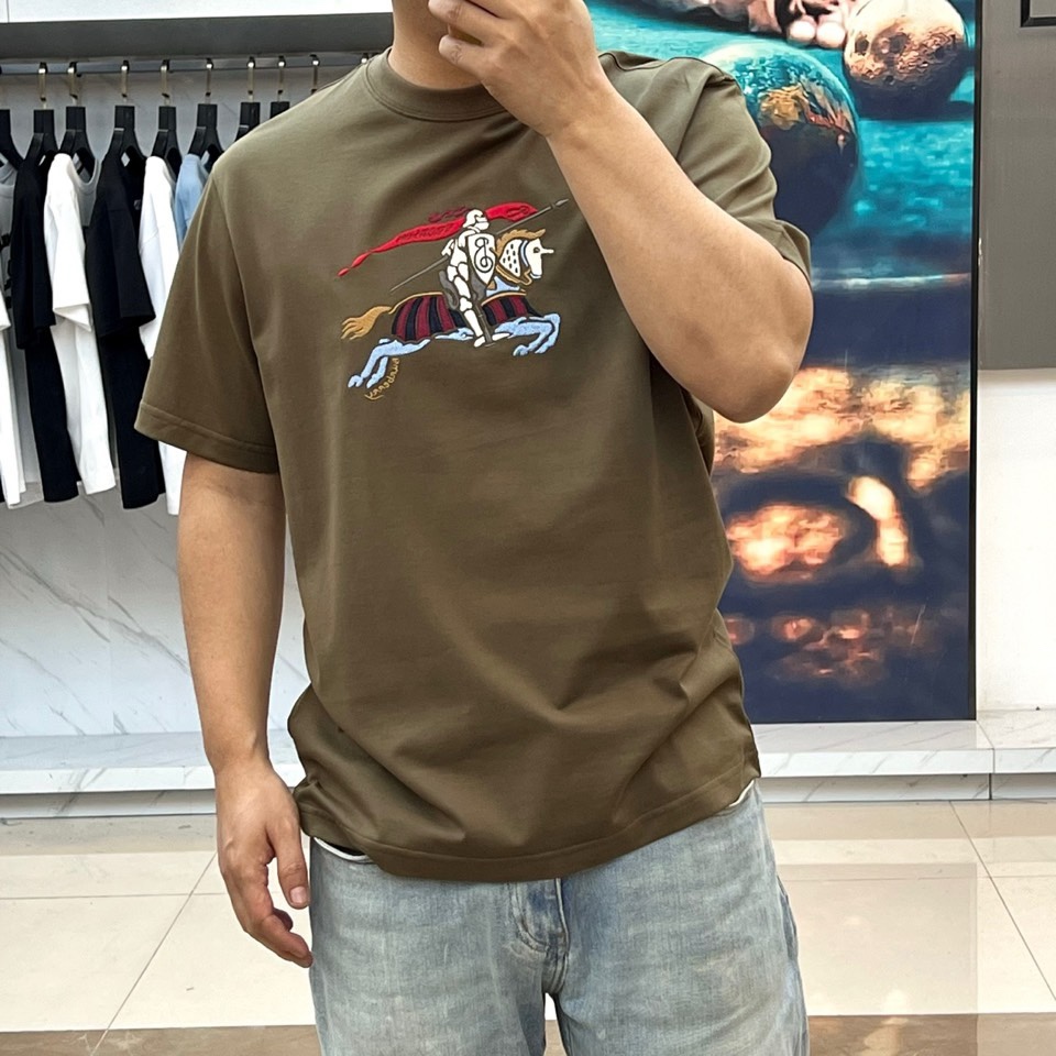 Bur巴宝莉、2026春夏新品T恤，官网同步发售。本款采用经典圆领短袖版型，剪裁利落。设计核心聚焦于胸前