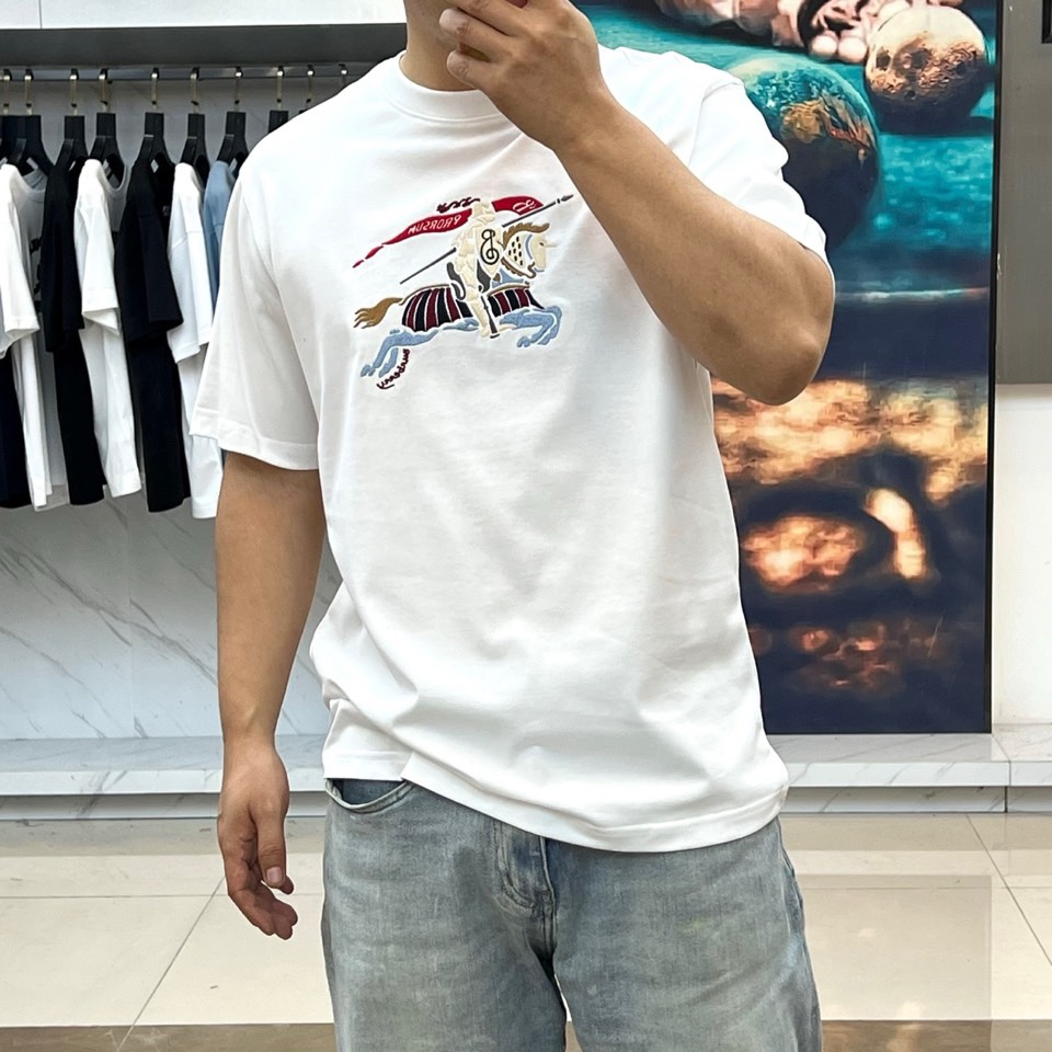 Bur巴宝莉、2026春夏新品T恤，官网同步发售。本款采用经典圆领短袖版型，剪裁利落。设计核心聚焦于胸前