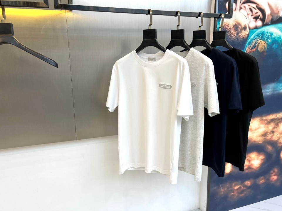 Dio迪奥、2026春夏新季短袖T恤，以极简廓形重塑日常奢感。纯白棉质基底纯净柔和，圆领利落贴合颈部线条