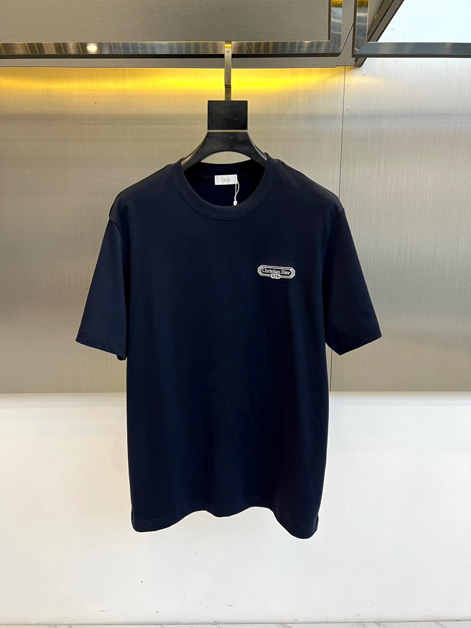 Dio迪奥、2026春夏新季短袖T恤，以极简廓形重塑日常奢感。纯白棉质基底纯净柔和，圆领利落贴合颈部线条