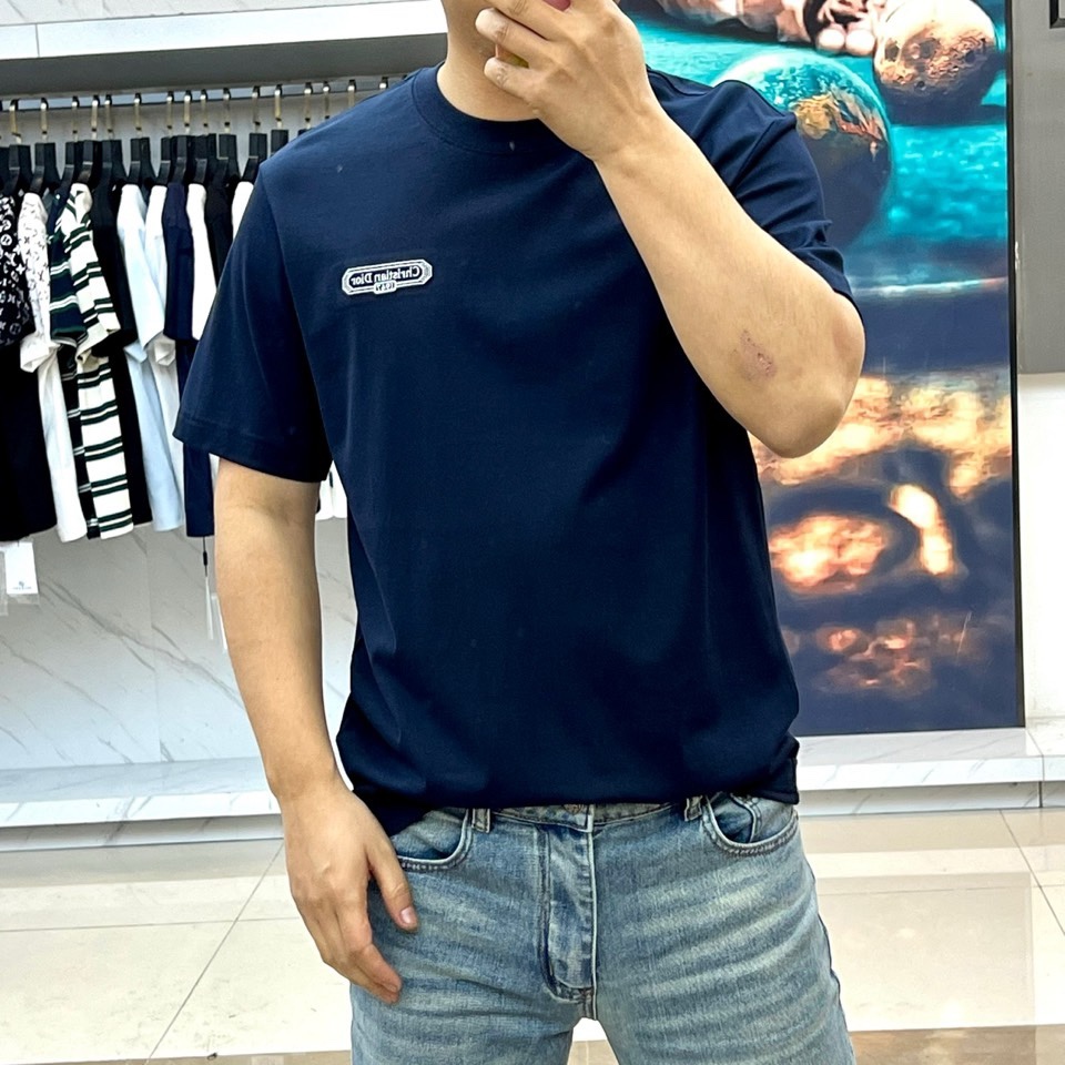 Dio迪奥、2026春夏新季短袖T恤，以极简廓形重塑日常奢感。纯白棉质基底纯净柔和，圆领利落贴合颈部线条