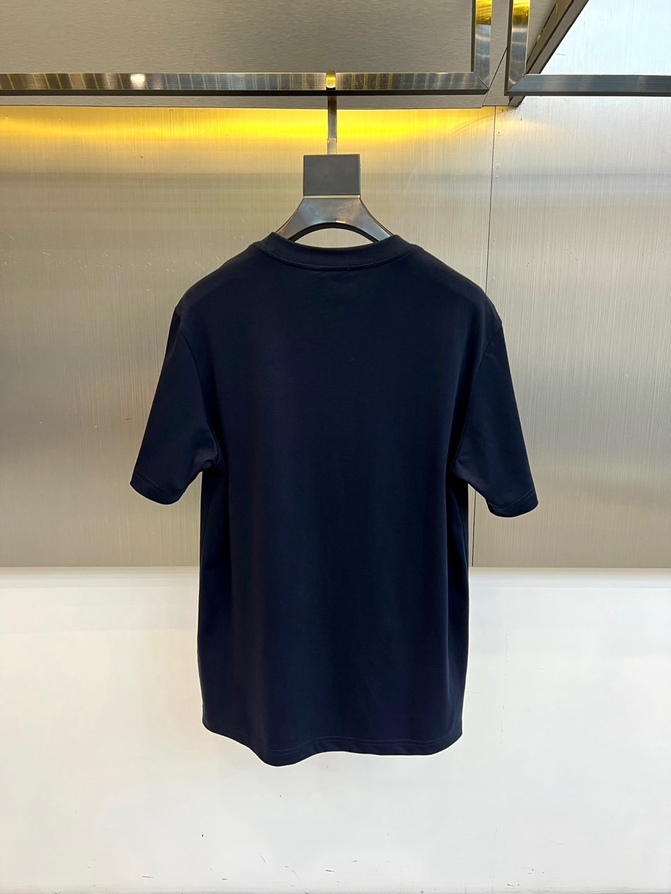 Dio迪奥、2026春夏新季短袖T恤，以极简廓形重塑日常奢感。纯白棉质基底纯净柔和，圆领利落贴合颈部线条