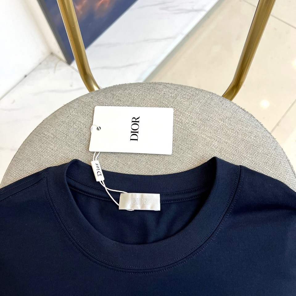 Dio迪奥、2026春夏新季短袖T恤，以极简廓形重塑日常奢感。纯白棉质基底纯净柔和，圆领利落贴合颈部线条