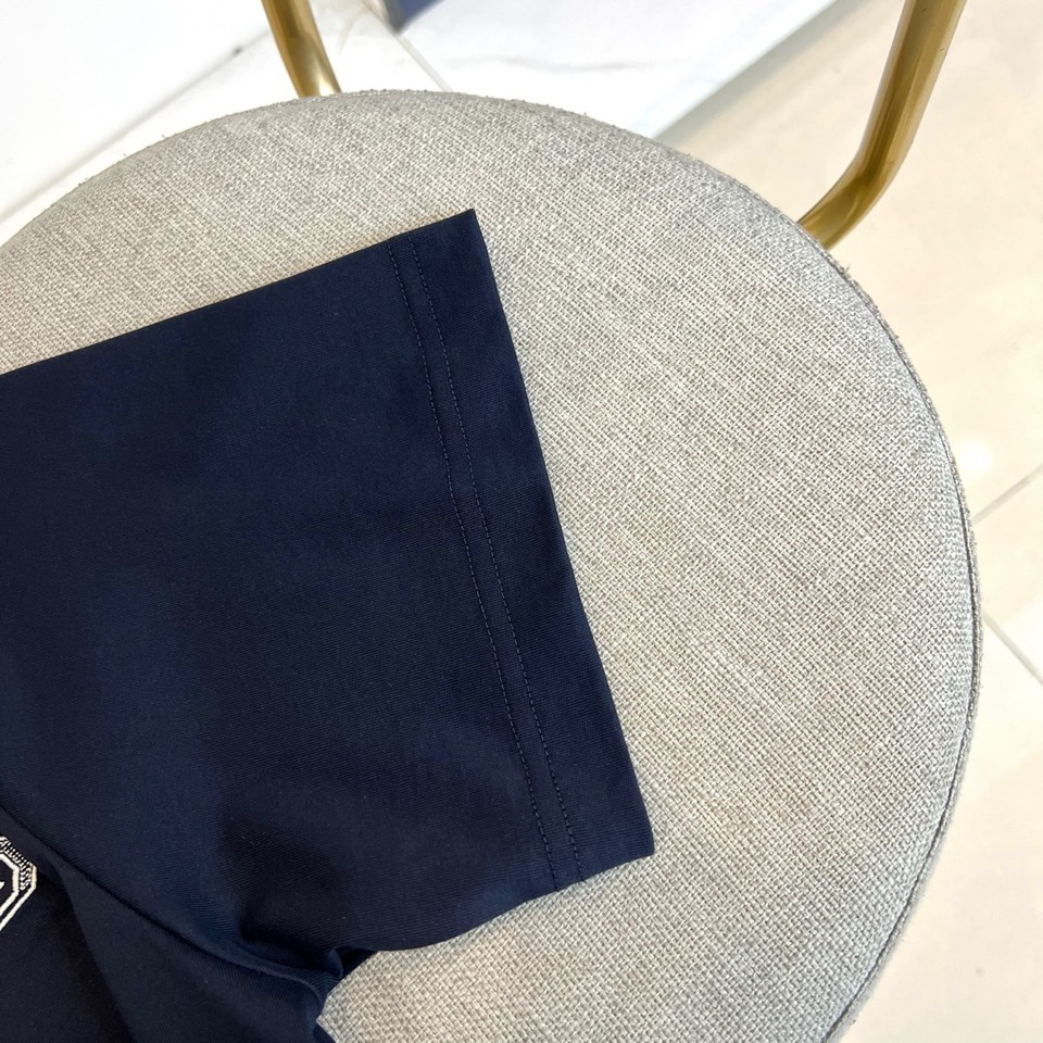 Dio迪奥、2026春夏新季短袖T恤，以极简廓形重塑日常奢感。纯白棉质基底纯净柔和，圆领利落贴合颈部线条