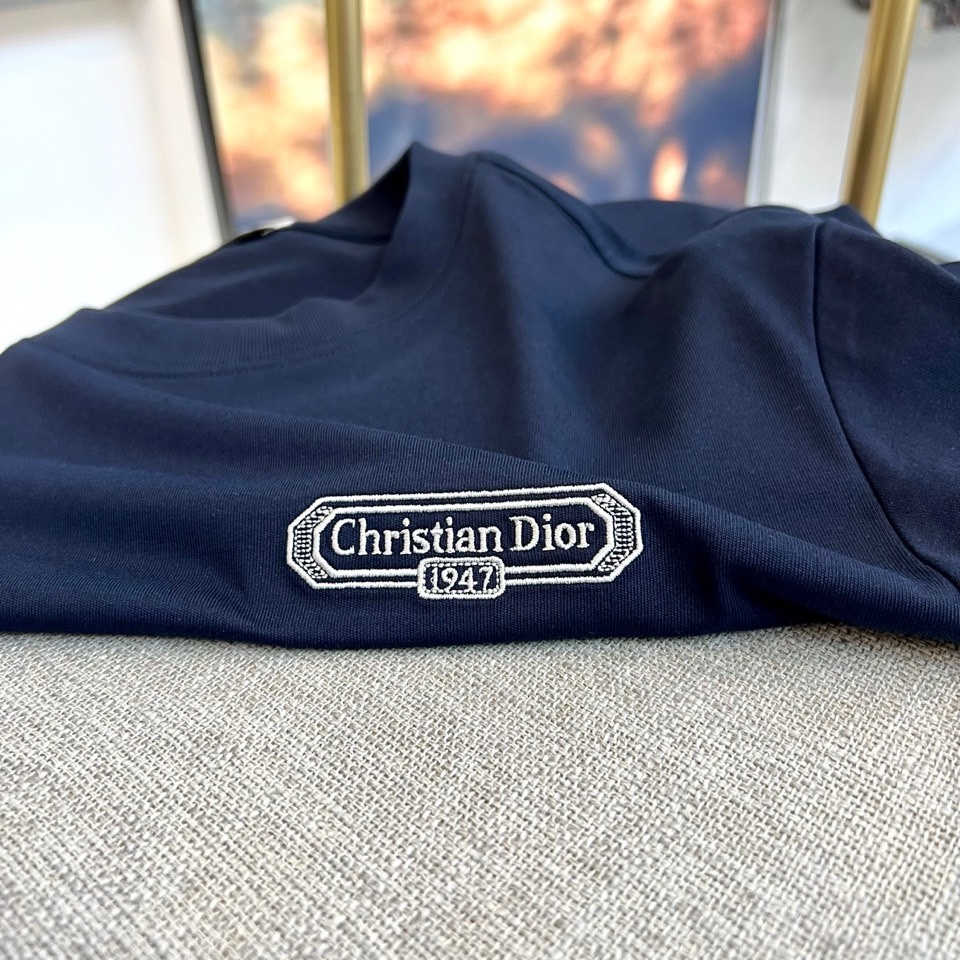 Dio迪奥、2026春夏新季短袖T恤，以极简廓形重塑日常奢感。纯白棉质基底纯净柔和，圆领利落贴合颈部线条