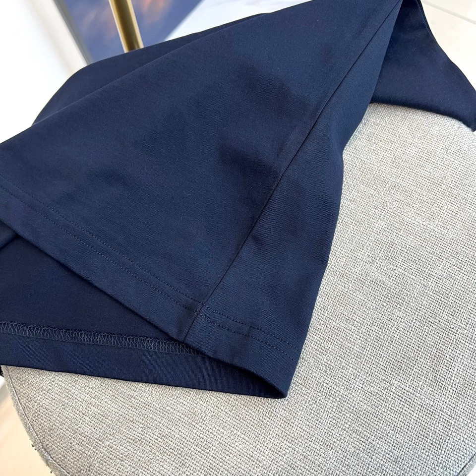 Dio迪奥、2026春夏新季短袖T恤，以极简廓形重塑日常奢感。纯白棉质基底纯净柔和，圆领利落贴合颈部线条