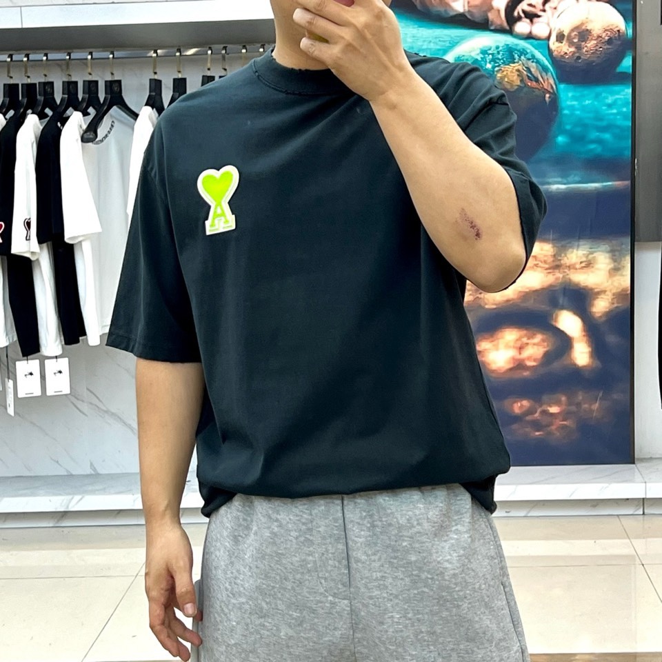 Ami、2026春夏新品潮牌短T，货号66956，100%纯棉面料，基础款注入清新活力。宽松落肩版型适配