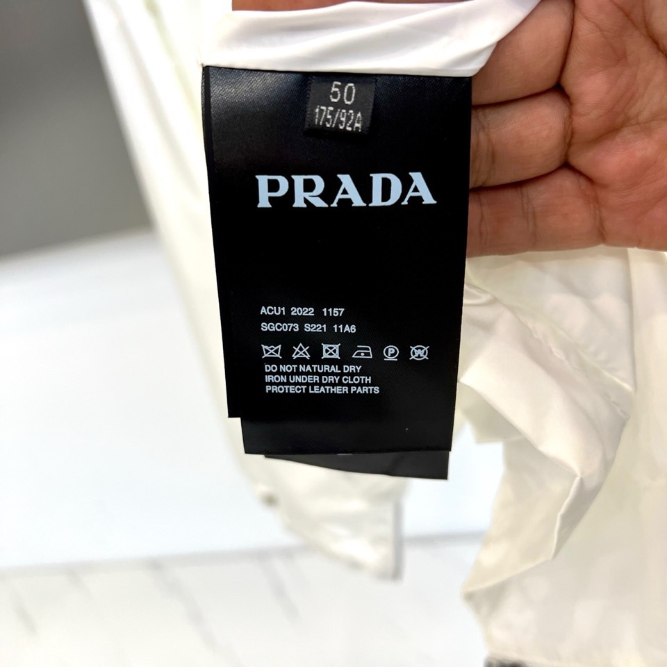 Prad普拉达、2026春夏系列立领夹克，以利落剪裁重塑现代都市廓形。标志性立领搭配顺滑金属拉链开合，线