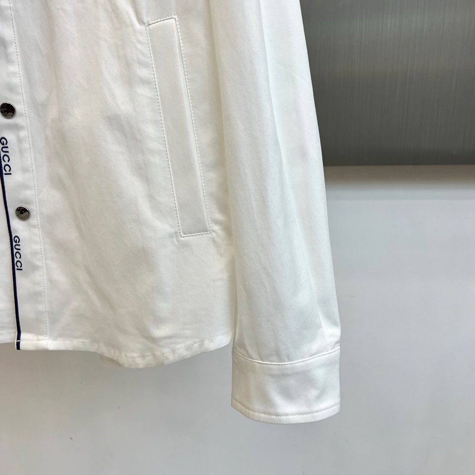 Gucc古驰、2026春夏男士外套，以利落翻领与经典茄克廓形，诠释当代休闲风尚。门襟采用别致的多粒纽扣闭