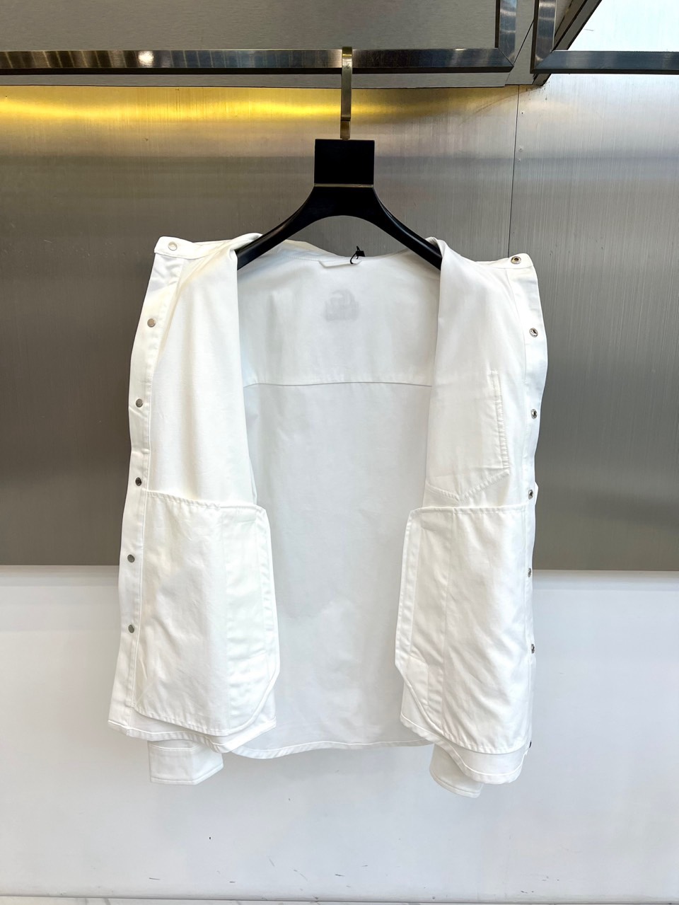 Gucc古驰、2026春夏男士外套，以利落翻领与经典茄克廓形，诠释当代休闲风尚。门襟采用别致的多粒纽扣闭