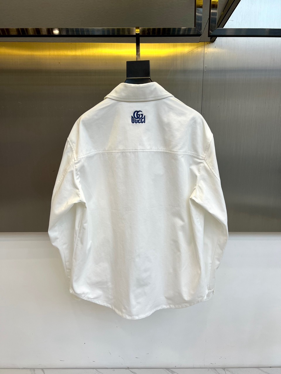 Gucc古驰、2026春夏男士外套，以利落翻领与经典茄克廓形，诠释当代休闲风尚。门襟采用别致的多粒纽扣闭