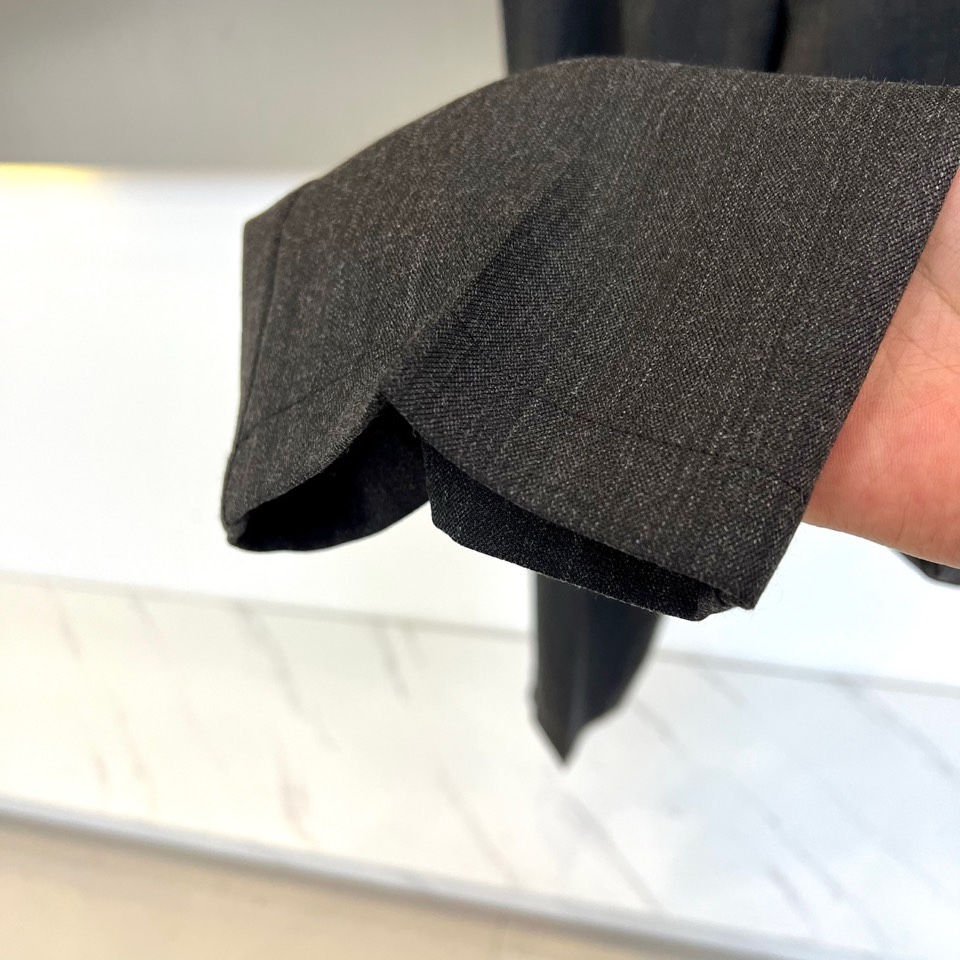 Brunello Cucinelli 2026春夏男士裤装，以精裁工艺诠释低调奢华。款式采用经典直筒版型