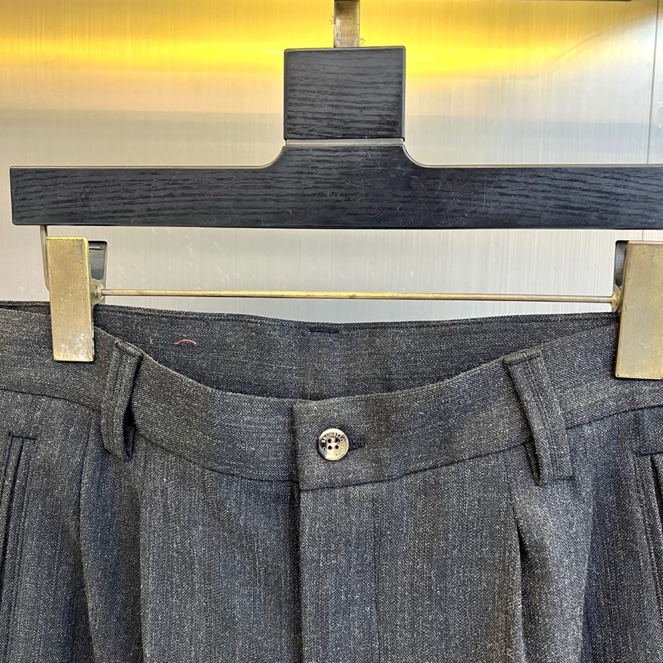 Brunello Cucinelli 2026春夏男士裤装，以精裁工艺诠释低调奢华。款式采用经典直筒版型