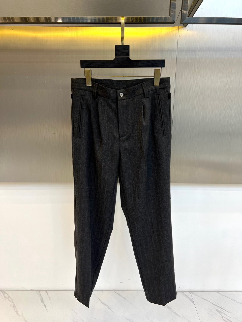 Brunello Cucinelli 2026春夏男士裤装，以精裁工艺诠释低调奢华。款式采用经典直筒版型