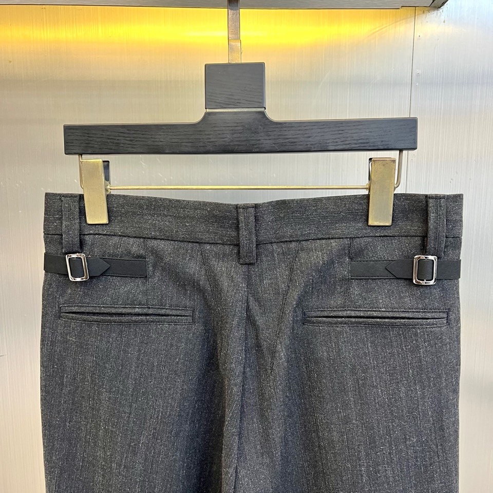 Brunello Cucinelli 2026春夏男士裤装，以精裁工艺诠释低调奢华。款式采用经典直筒版型