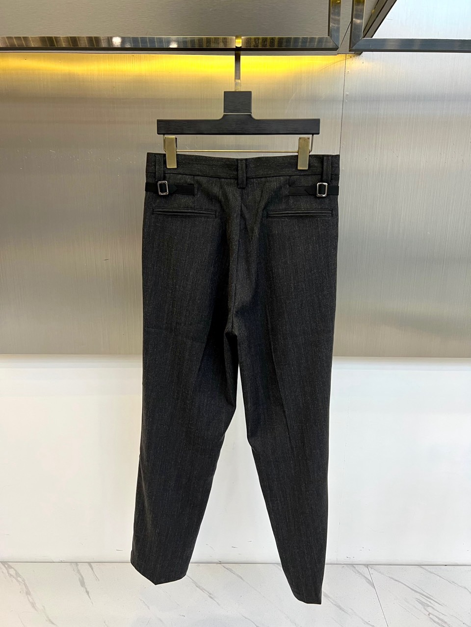 Brunello Cucinelli 2026春夏男士裤装，以精裁工艺诠释低调奢华。款式采用经典直筒版型