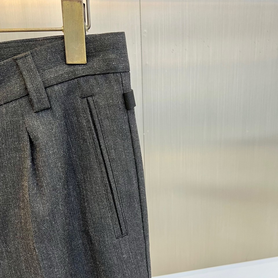 Brunello Cucinelli 2026春夏男士裤装，以精裁工艺诠释低调奢华。款式采用经典直筒版型