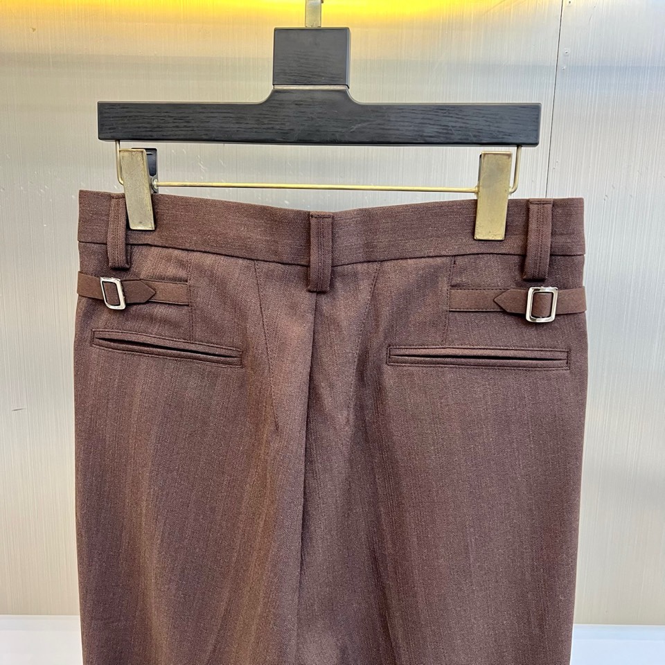 Brunello Cucinelli 2026春夏男士裤装，以精裁工艺诠释低调奢华。款式采用经典直筒版型