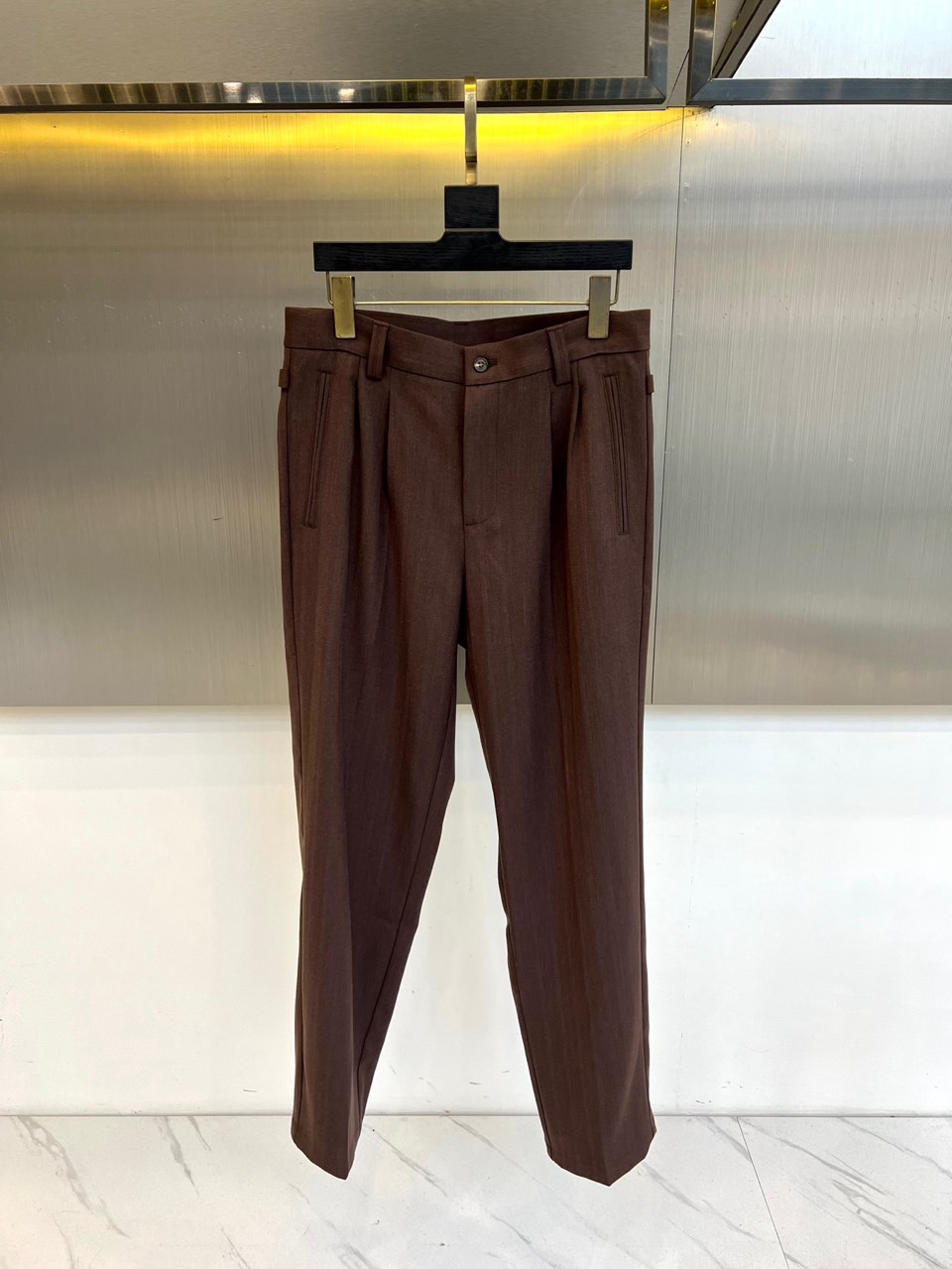 Brunello Cucinelli 2026春夏男士裤装，以精裁工艺诠释低调奢华。款式采用经典直筒版型