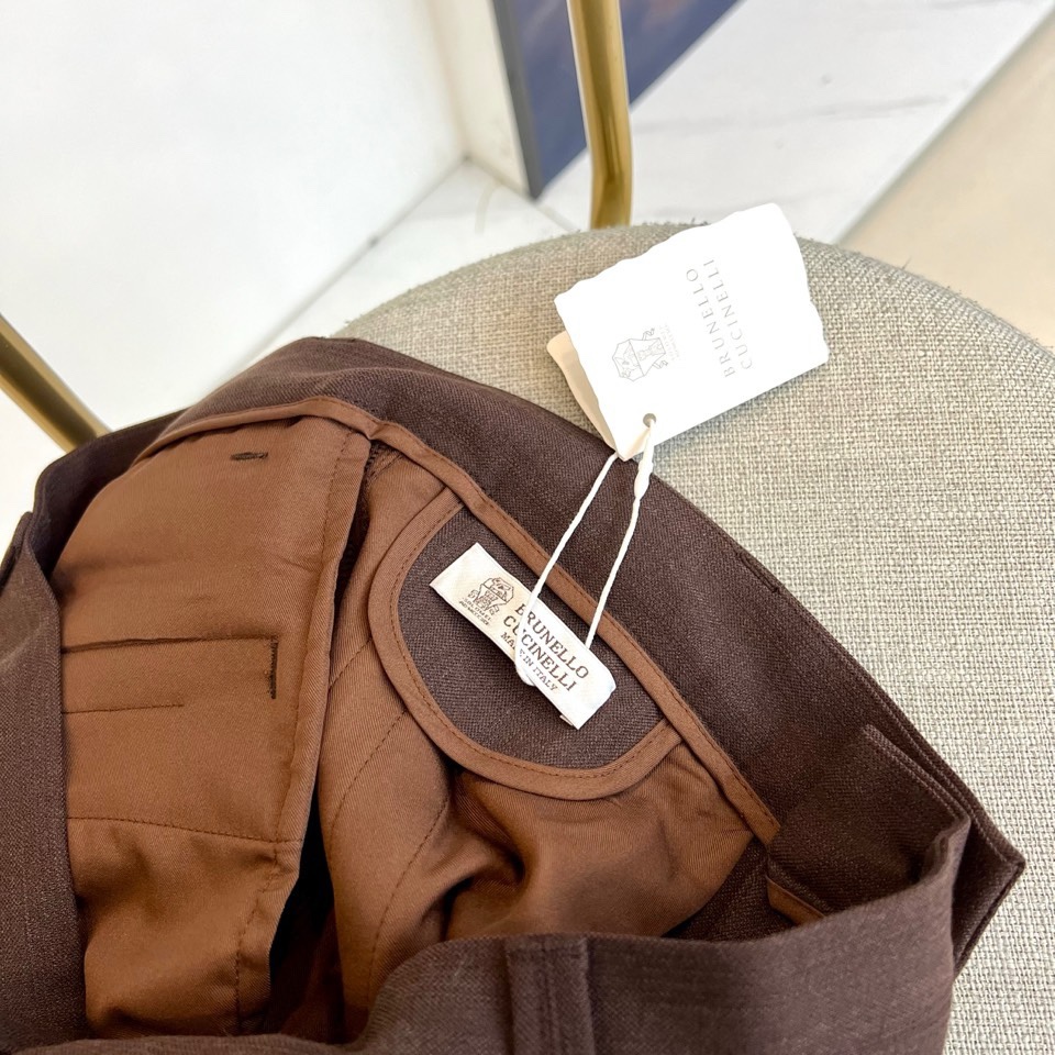 Brunello Cucinelli 2026春夏男士裤装，以精裁工艺诠释低调奢华。款式采用经典直筒版型