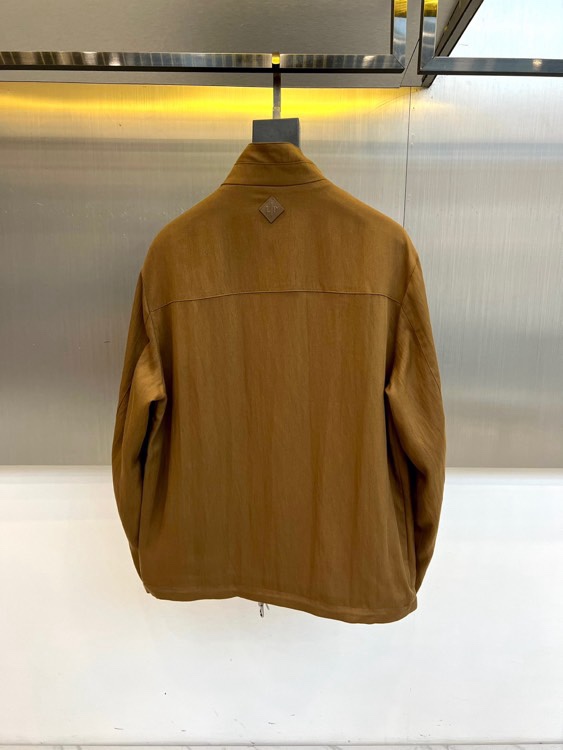 Loro Piana诺悠翩雅、2026春夏新品夹克，以意大利顶级工艺重塑日常奢华。立领拉链设计简约利落，