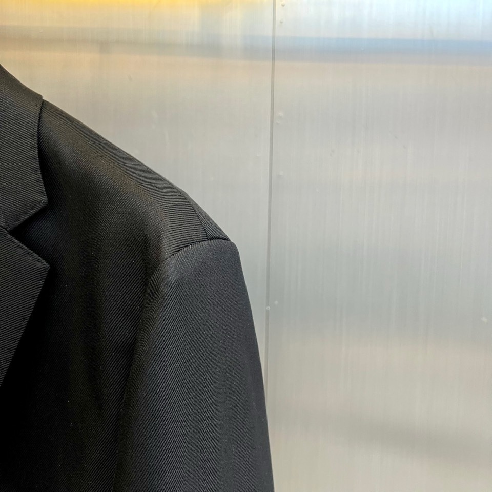 Prad普拉达、2026春夏新品便西，以利落剪裁重塑都市男士轻商务美学。经典西装廓形，搭配质感挺括面料，