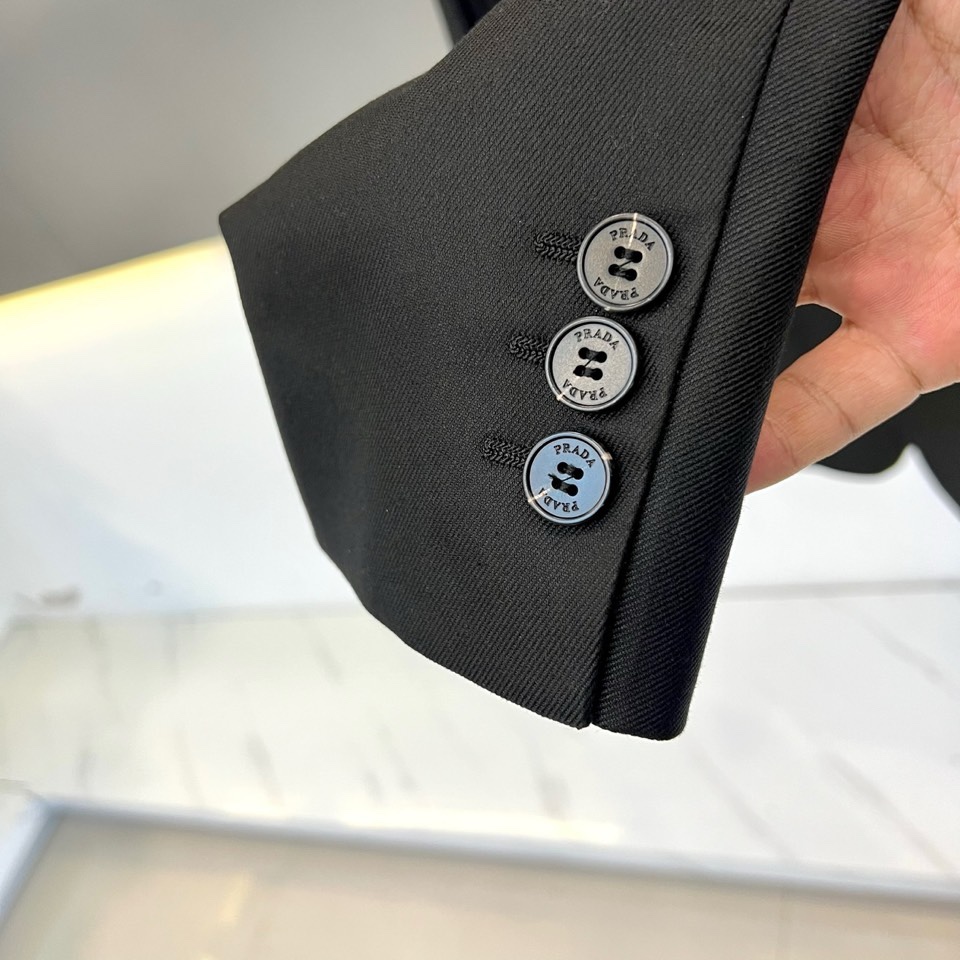 Prad普拉达、2026春夏新品便西，以利落剪裁重塑都市男士轻商务美学。经典西装廓形，搭配质感挺括面料，