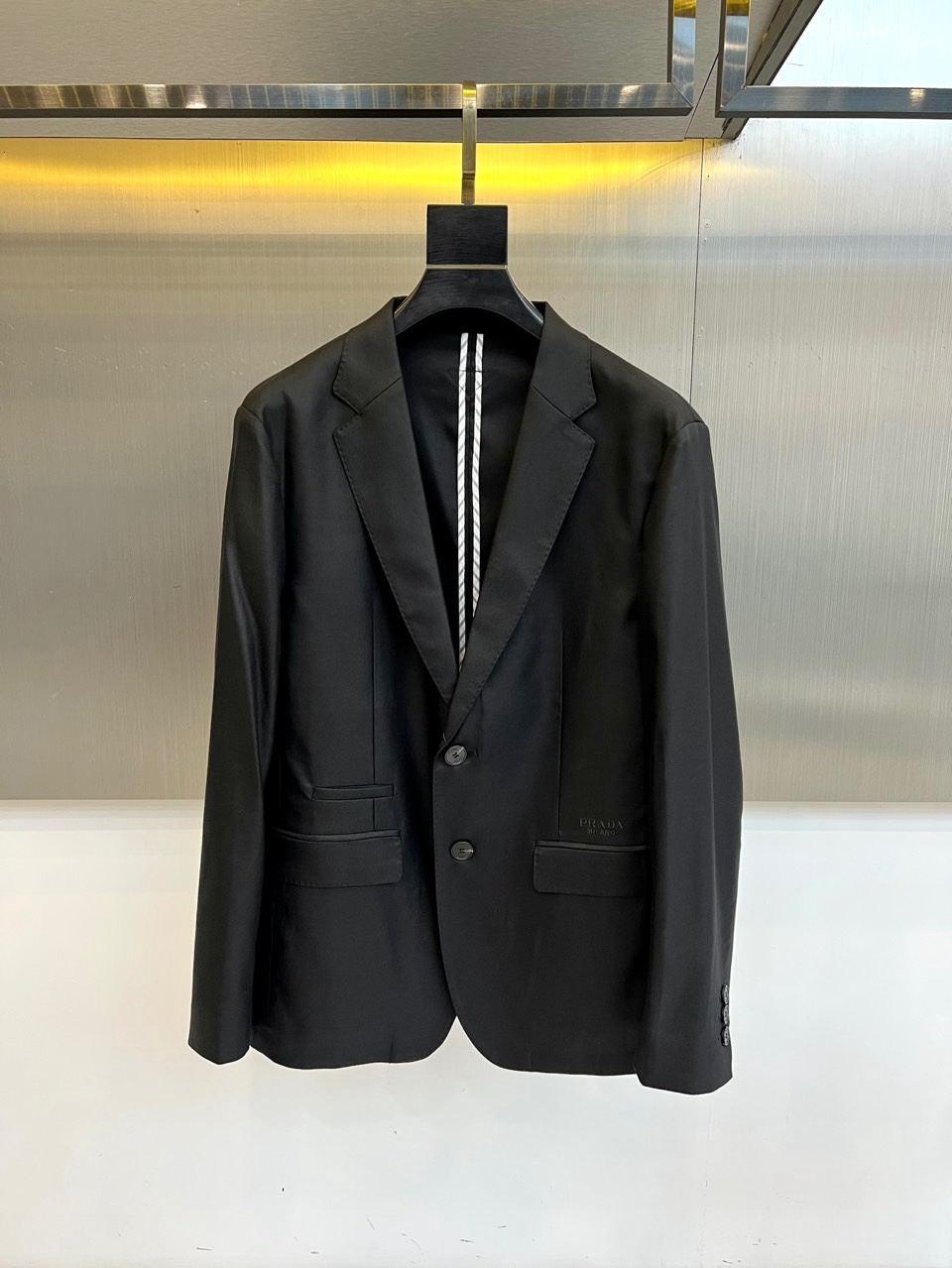 Prad普拉达、2026春夏新品便西，以利落剪裁重塑都市男士轻商务美学。经典西装廓形，搭配质感挺括面料，