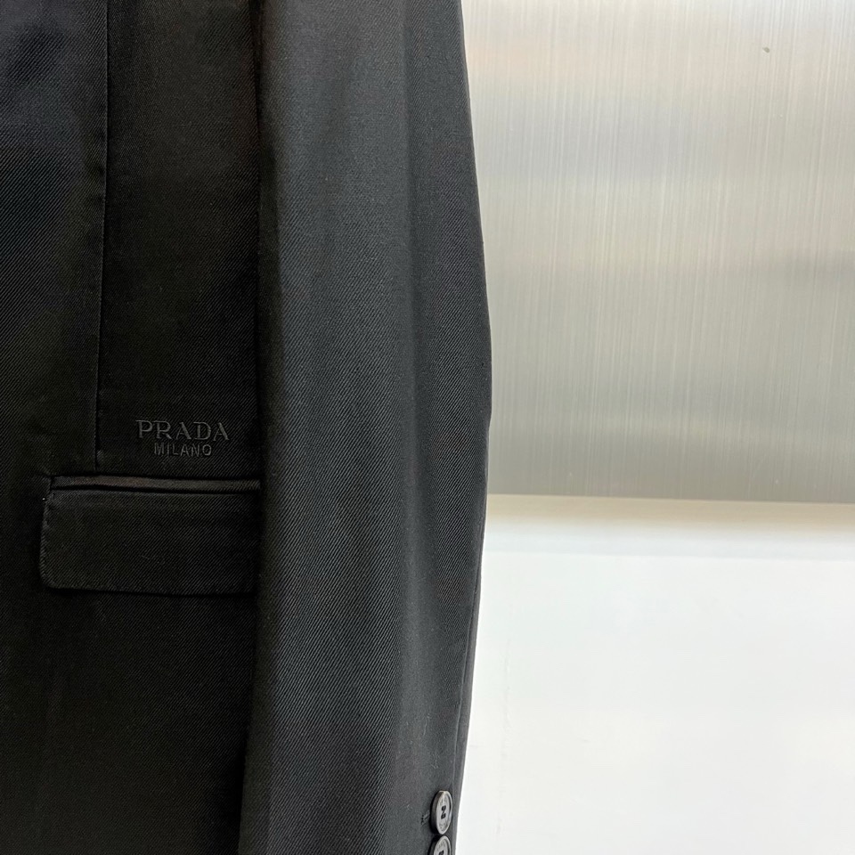 Prad普拉达、2026春夏新品便西，以利落剪裁重塑都市男士轻商务美学。经典西装廓形，搭配质感挺括面料，