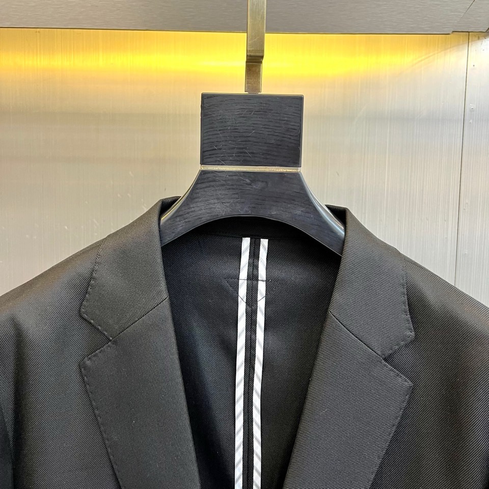 Prad普拉达、2026春夏新品便西，以利落剪裁重塑都市男士轻商务美学。经典西装廓形，搭配质感挺括面料，