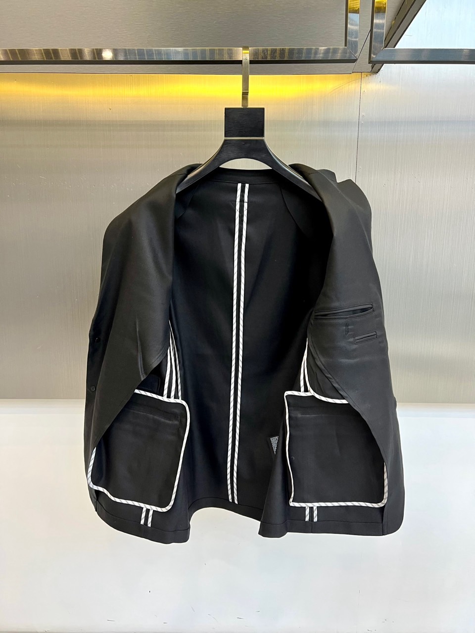 Prad普拉达、2026春夏新品便西，以利落剪裁重塑都市男士轻商务美学。经典西装廓形，搭配质感挺括面料，