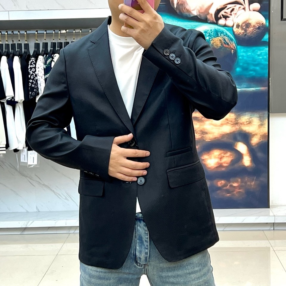 Prad普拉达、2026春夏新品便西，以利落剪裁重塑都市男士轻商务美学。经典西装廓形，搭配质感挺括面料，