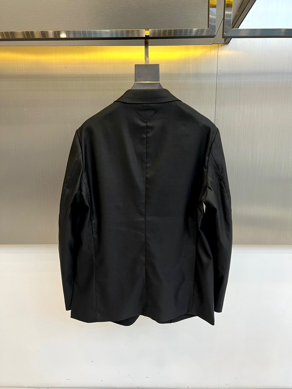 Prad普拉达、2026春夏新品便西，以利落剪裁重塑都市男士轻商务美学。经典西装廓形，搭配质感挺括面料，