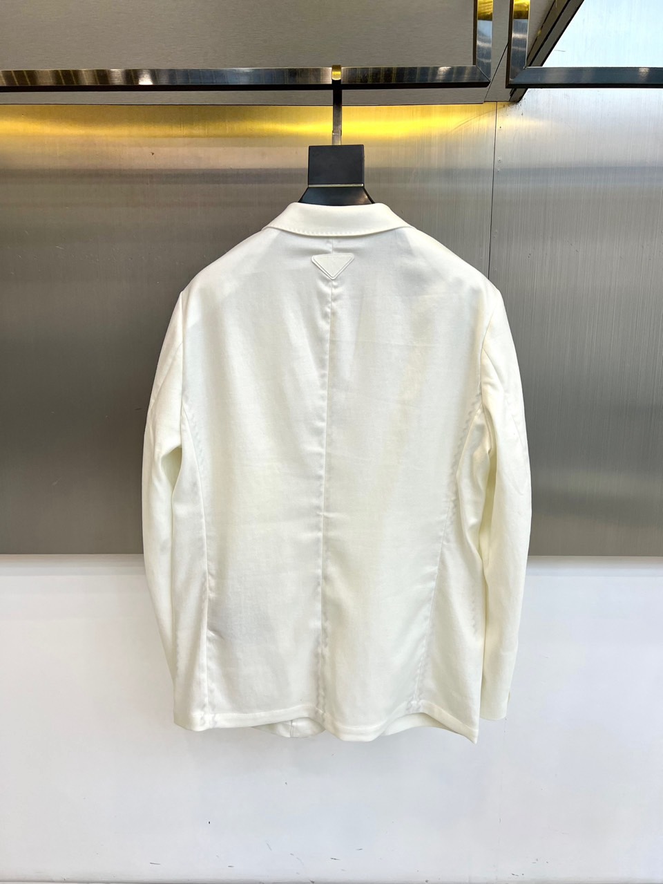 Prad普拉达、2026春夏新品便西，以利落剪裁重塑都市男士轻商务美学。经典西装廓形，搭配质感挺括面料，