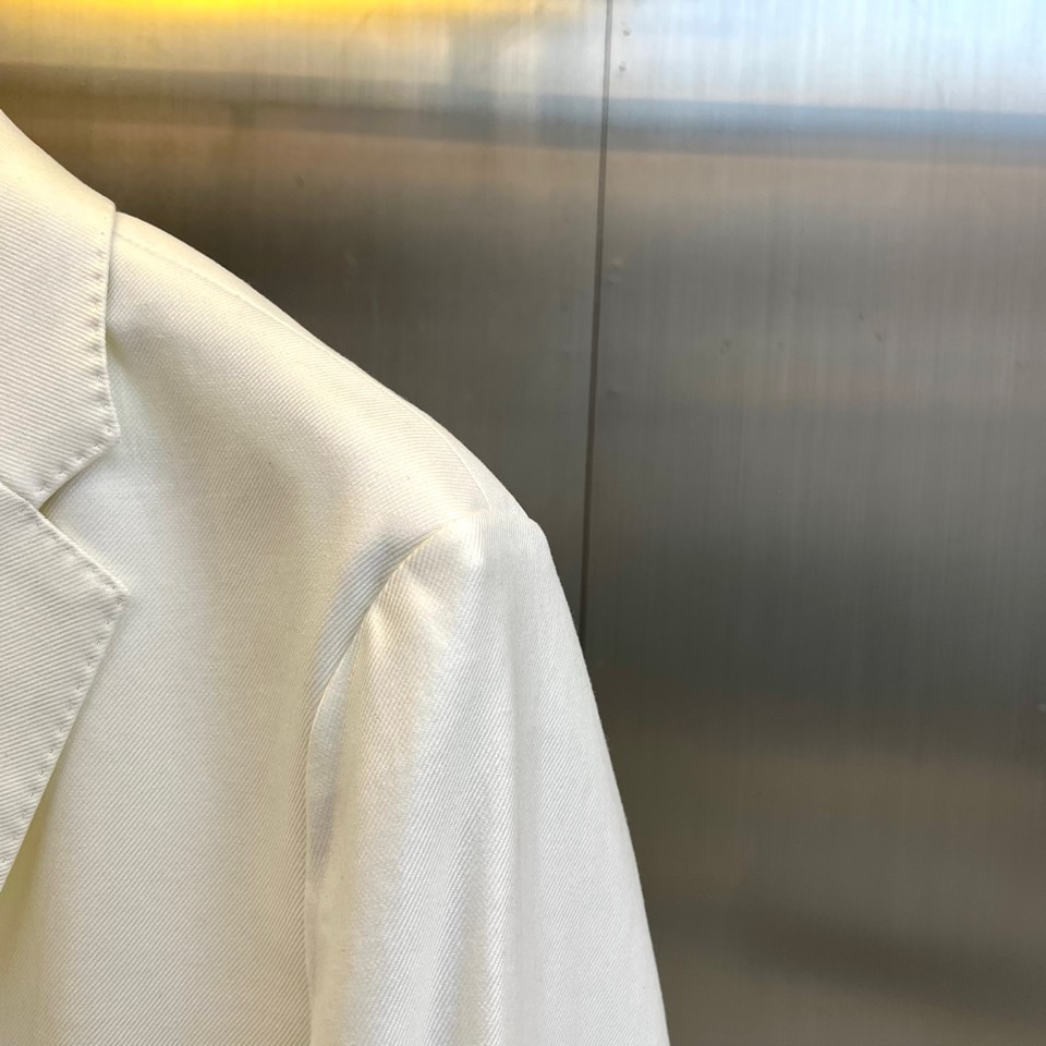 Prad普拉达、2026春夏新品便西，以利落剪裁重塑都市男士轻商务美学。经典西装廓形，搭配质感挺括面料，