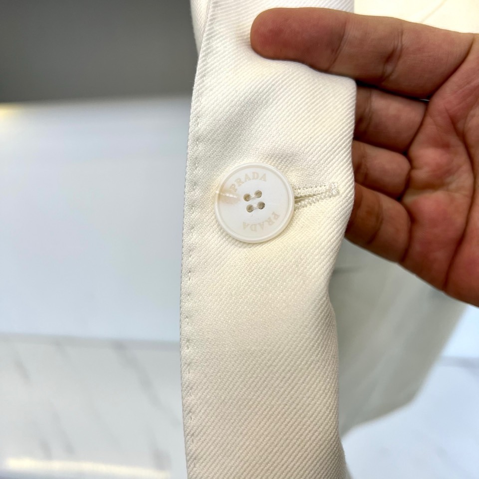 Prad普拉达、2026春夏新品便西，以利落剪裁重塑都市男士轻商务美学。经典西装廓形，搭配质感挺括面料，