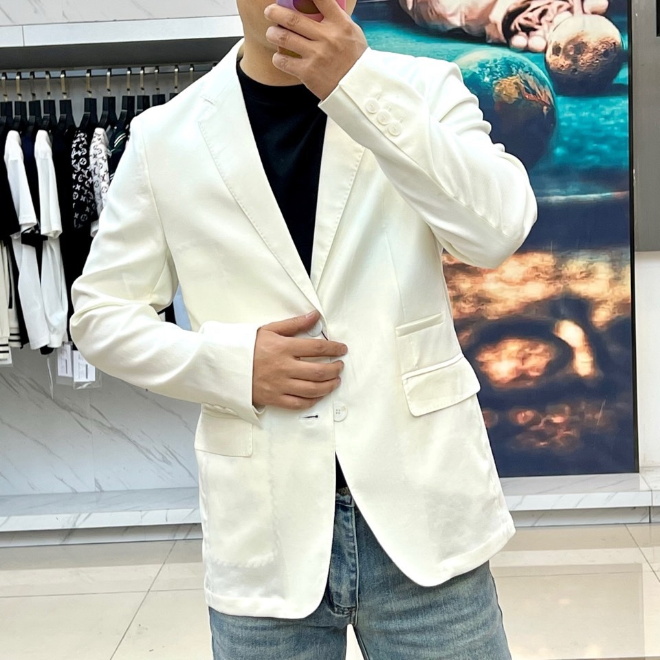 Prad普拉达、2026春夏新品便西，以利落剪裁重塑都市男士轻商务美学。经典西装廓形，搭配质感挺括面料，