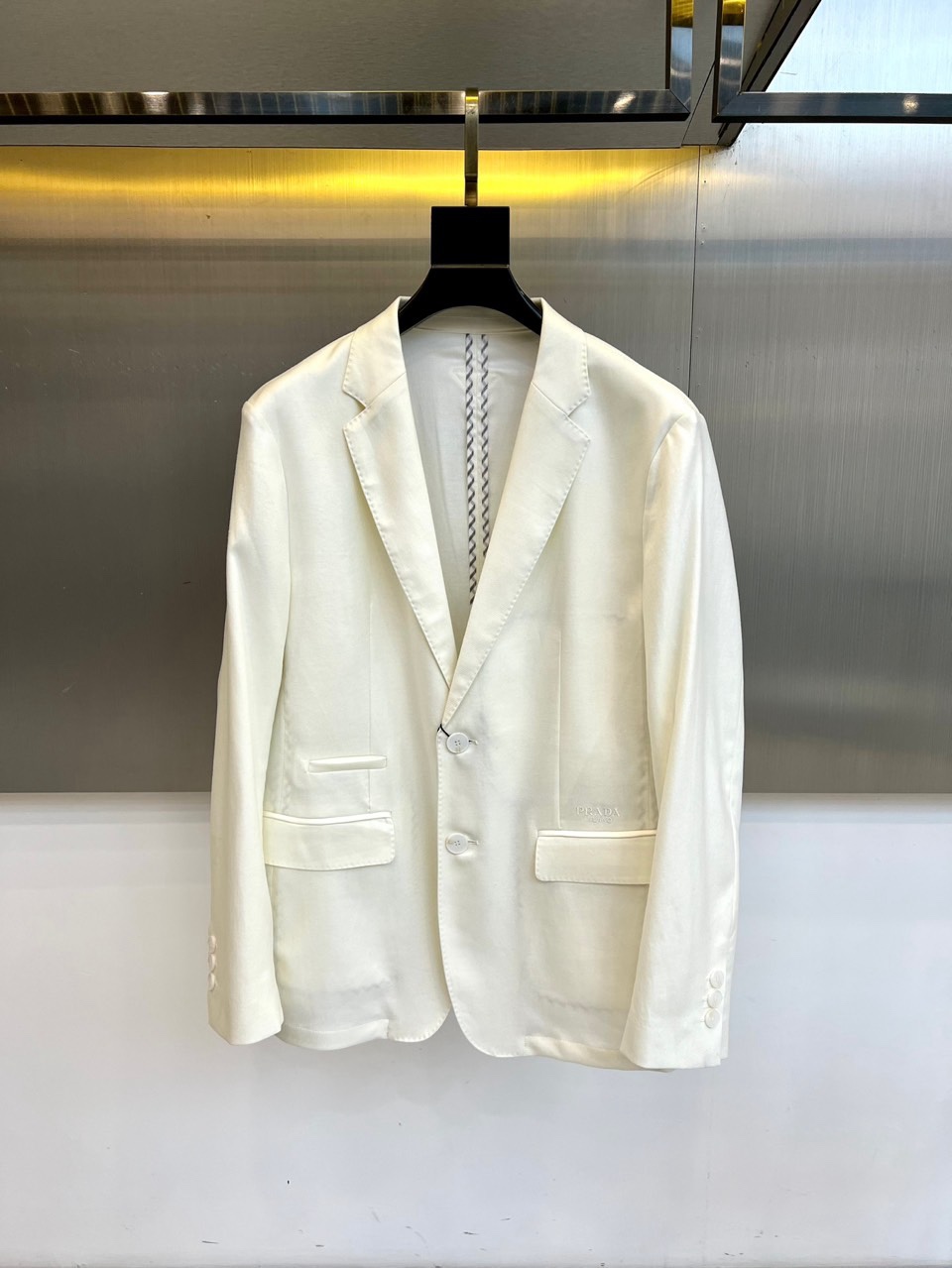 Prad普拉达、2026春夏新品便西，以利落剪裁重塑都市男士轻商务美学。经典西装廓形，搭配质感挺括面料，