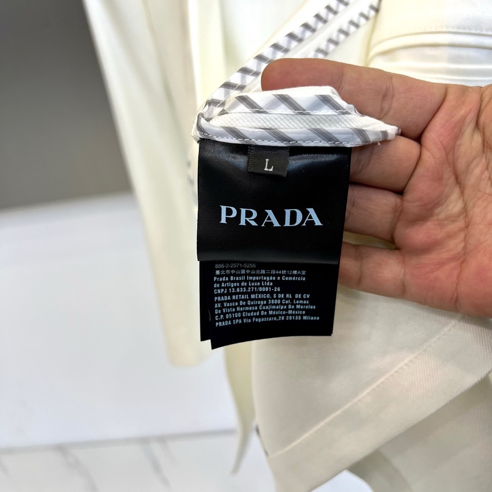 Prad普拉达、2026春夏新品便西，以利落剪裁重塑都市男士轻商务美学。经典西装廓形，搭配质感挺括面料，