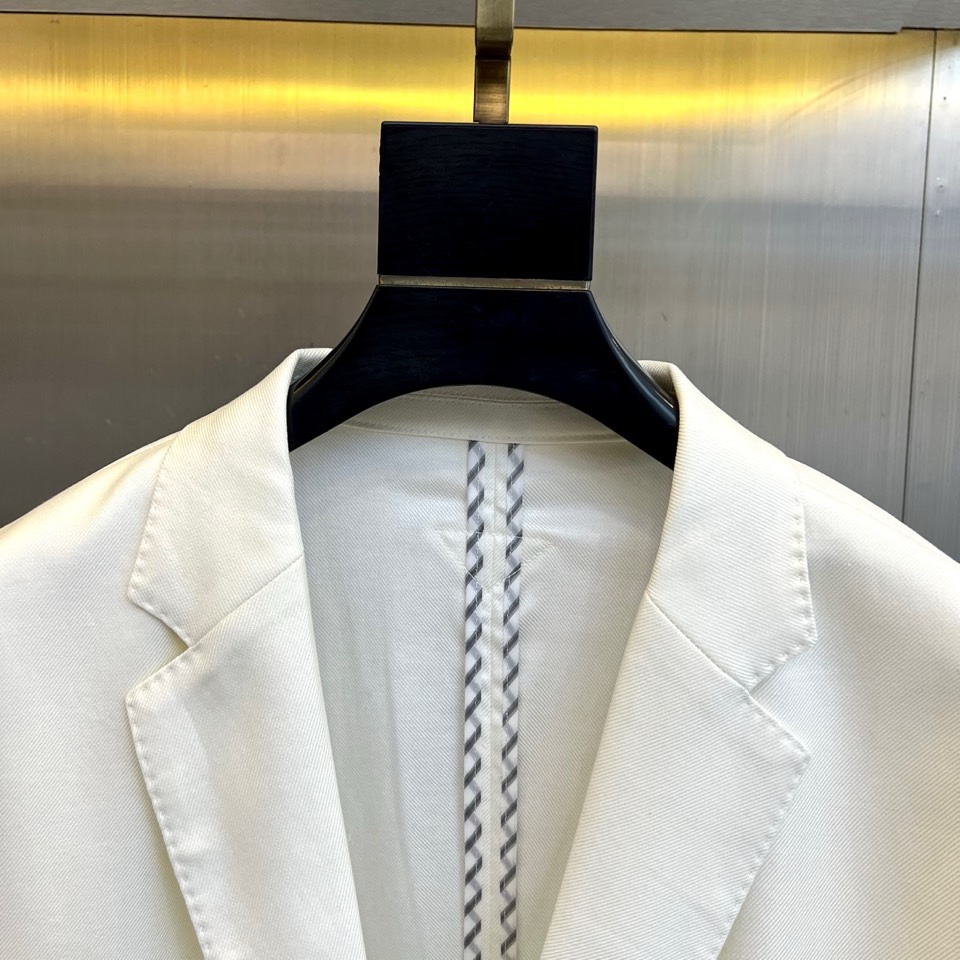 Prad普拉达、2026春夏新品便西，以利落剪裁重塑都市男士轻商务美学。经典西装廓形，搭配质感挺括面料，